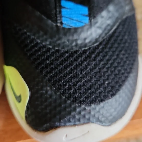 Nike boys black with yellow swoosh shoes size 7 - Picture 9 of 10